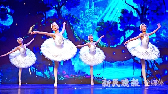 街舞“跳进”剧院，与芭蕾“天鹅湖”共掀舞蹈风暴