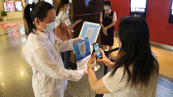 当二维码“困住”老年人！上海影城是如何帮助他们走进影院看上电影的？