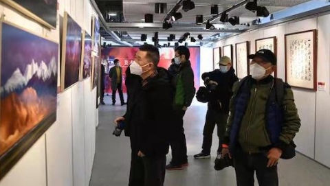 大美新疆·魅力克拉玛依艺术展亮相上海 沪克两地加大文化交流与合作