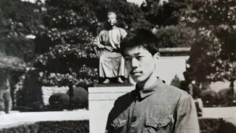 十日谈 | 照片背后的故事：鲁迅坐像前的沉思