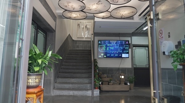 桥梓湾公厕运用高科技展示新功能.jpg