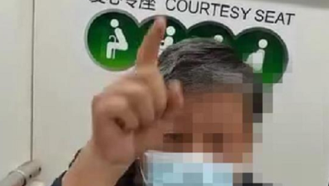 女子拒绝让座老人竟坐上大腿 地铁：建议报警处理
