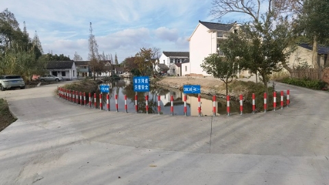新闻追踪丨大路尽头是小河？30根反光金属杆加好了！