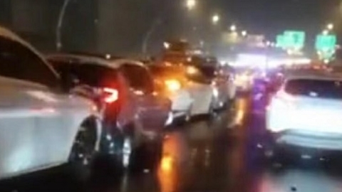 14辆车连环追尾！昨晚申城一场风雨 中环发生交通事故