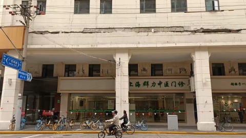 吓煞人 金陵东路一大楼临街墙面严重开裂