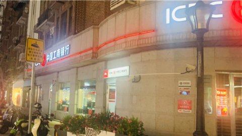 道路一侧灯亮一侧昏暗 市民呼吁尽快“点亮”