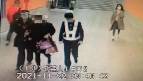 暖！地铁站厅乘客突然倒地，众人立即施援手