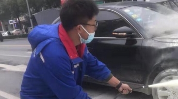 轿车引擎盖熊熊燃烧 加油站员工飞奔到场2分钟灭火