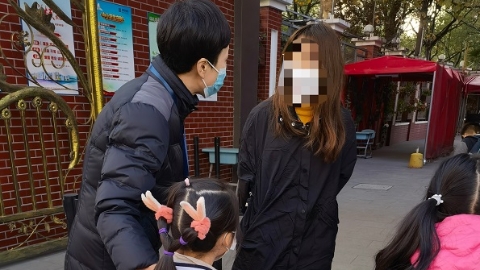 地铁车站捡到一小萌娃，一路护送进校园