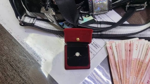 结婚钻戒和手术费都丢了 站务员拾金不昧等来失主