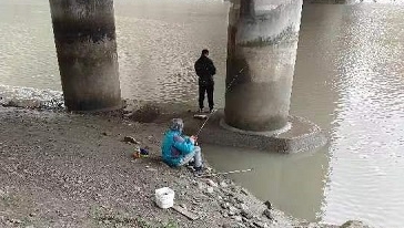 危险！海安路桥洞下有人沿河钓鱼 安全隐患丛生