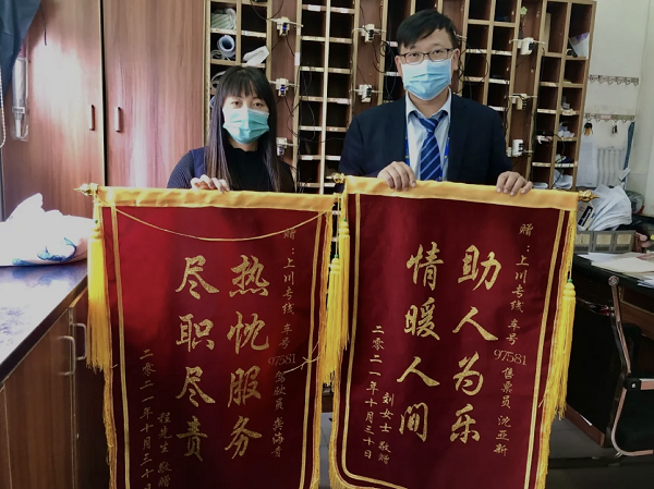 赌气女孩独自乘坐公交车 幸有暖心公交人相助