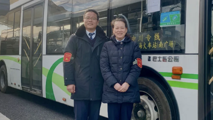 老人身体不适跪坐车门前 公交职工伸出援手