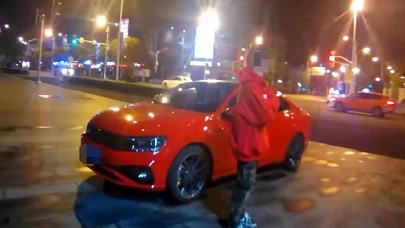 开着双闪，车内一男子昏睡！醒来即被拘