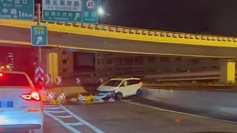 内环高架轿车撞上多个防撞水桶 致道路拥堵无人员伤亡