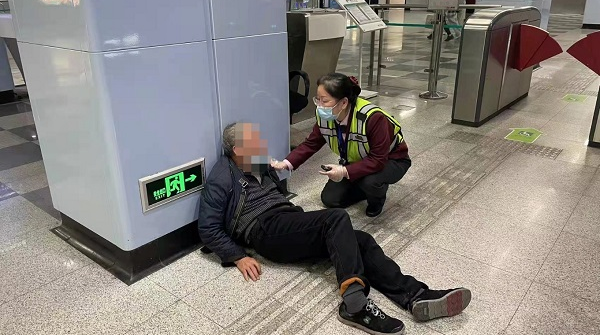 乘客突发心梗 轨交站争分夺秒紧急处置