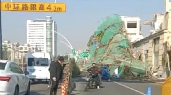脚手架突然倒伏 车道被占一度无法通行