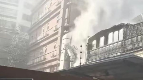 复兴中路襄阳路路口一餐厅起火 消防迅速到场扑救