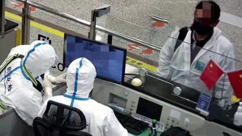 同一入境航班3人被查 不同的经历 同样的悔恨