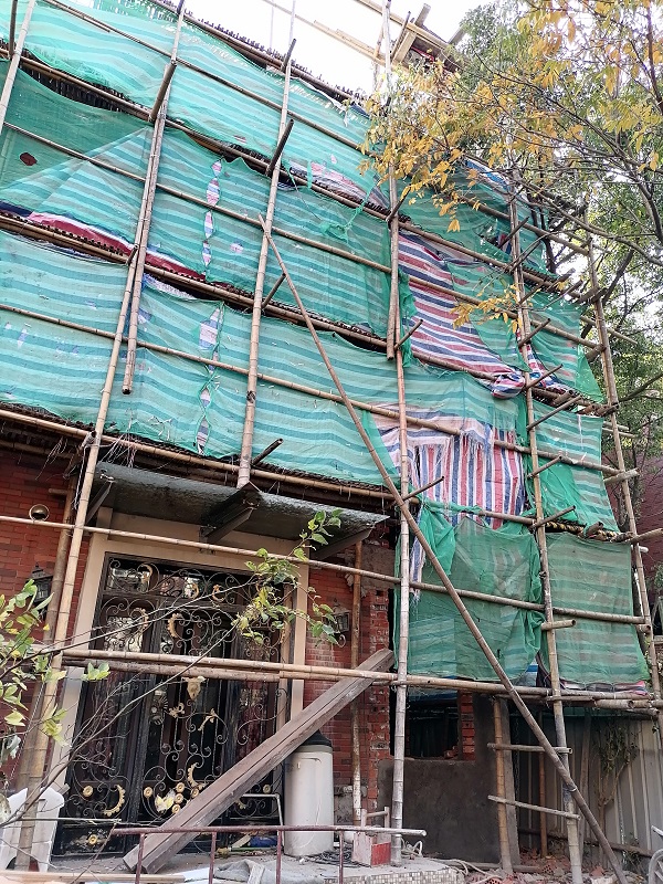 别墅整体被围挡得密不透风.jpg