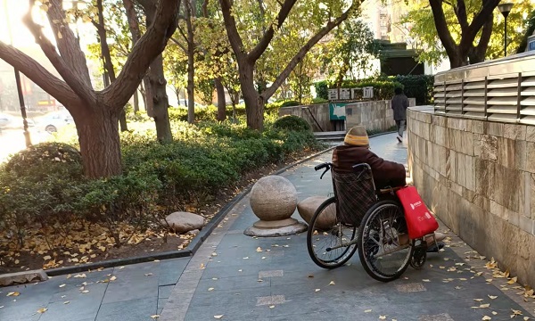 坐着轮椅的老伯只能“望球兴叹”.jpg