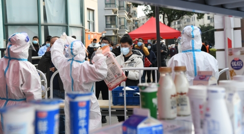 张江男背电脑包回小区隔离｜浦东玉兰香苑四期小区目击记