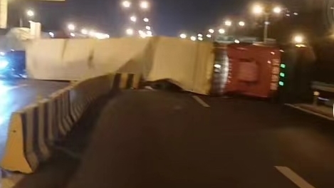 G60沪昆高速半挂货车侧翻 占据多车道事故处理5小时