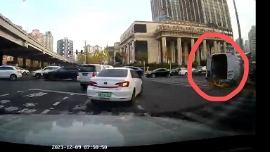 早高峰这个路口经常卸放“共享单车” 不仅占道还扰乱路口秩序