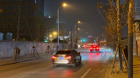 新闻追踪|杨浦区爱国路上的路灯亮了 路好走了