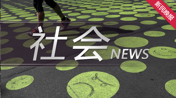 浦东一小区门口，SUV撞人又撞墙