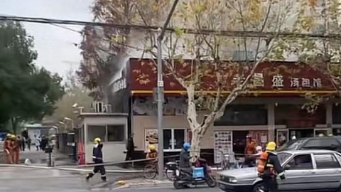 上海市光路一餐饮店发生火灾 多辆消防车前往扑救