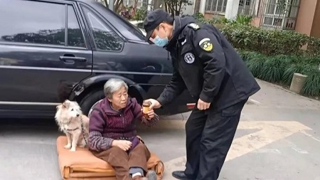 老人小区遛狗突然晕厥 好心保安热心相助