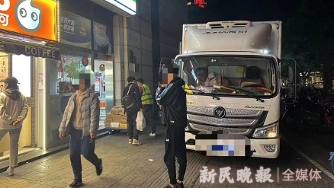 便利店长时间卸货 卡车直接开上人行道挡住行人去路