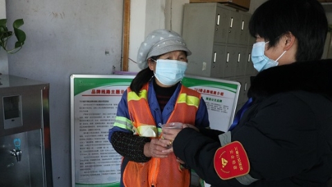 寒潮袭来 “爱心接力站”让环卫工人倍感温暖