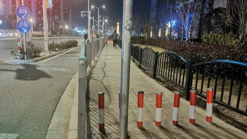 新闻追踪｜加装隔离栏增派管理人员 整治地铁站外乱停车