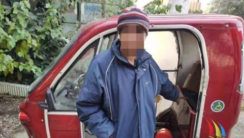 专注垂钓心无旁骛，回头一看财物被窃