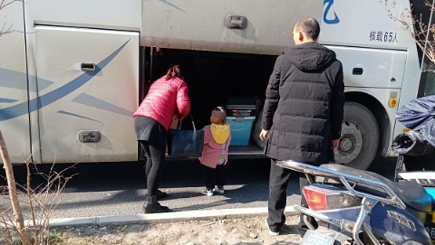 长途客运大巴岂能站外上客？