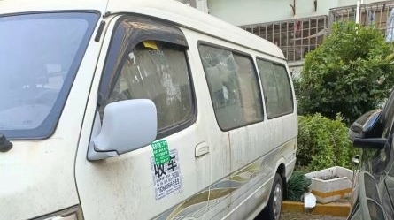 “僵尸面包车”长期霸占小区停车位