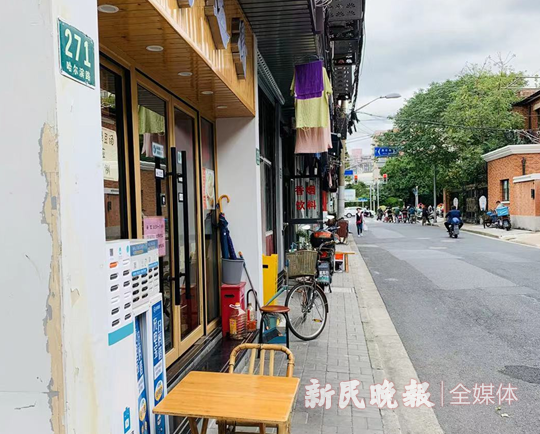 人行道被沿街商铺占去.png