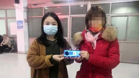 辅警陪母亲看病，拾金不昧