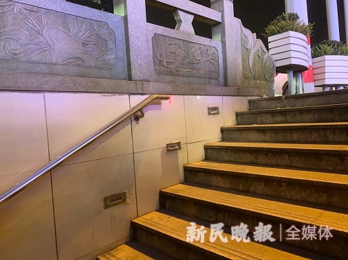 人行通道出口处楼梯扶手均“短一截” 老年市民呼吁：设计能否更人性化