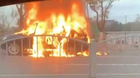 早高峰先后发生两起车辆起火事故 无人员伤亡