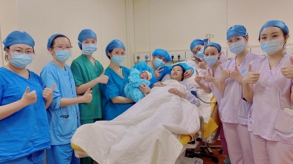少了往年热闹，深夜产房“原年人”依旧温暖坚守