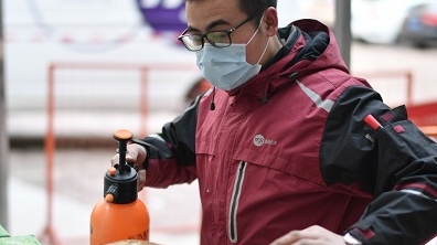 都市守护人 | 去年住集装箱给医院送快件的他，今年再次留守上海