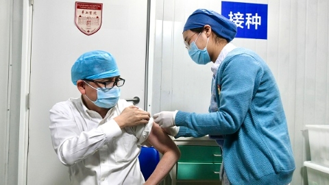 病毒变异疫苗失效？张文宏：先打了才有资格讨论