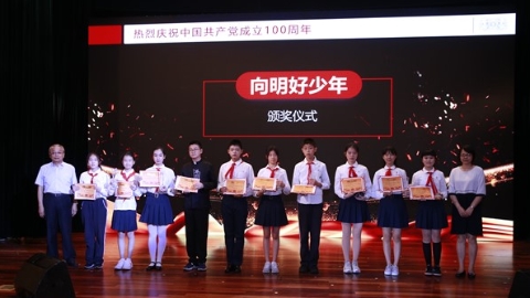 初中期末颁奖礼，148张奖状不止颁发给“学霸”