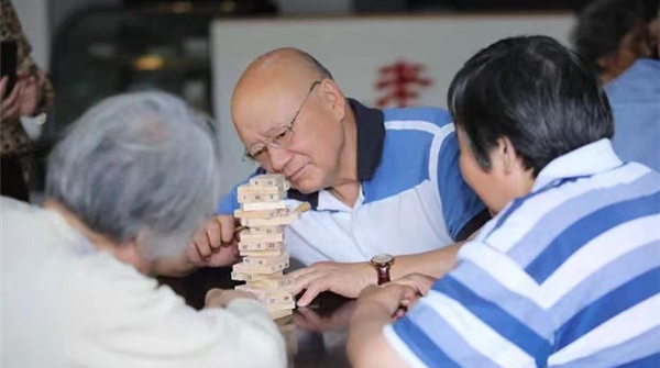 “老儿郎”背着书包快乐上学堂