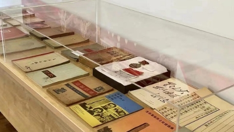 沪上退休老教师展出家传红色图书珍藏本
