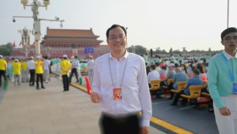 “上午八点开始的庆祝大会，我们四点多就开始有序入场了！”