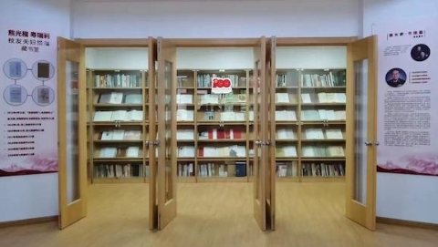 老将军感恩母校 延安中学获赠近2000本签名盖章藏书